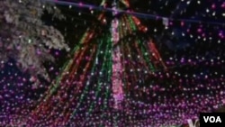 Gia đình Richards ở Canberra lập kỷ lục về đèn Giáng Sinh, trang trí nhà của họ bằng 502.165 chiếc đèn lấp lánh