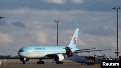 Sebuah Boeing 777 milik Korean Air tampak sedang mendekati bandara setelah tiba di Bandara Vaclav Havel Praha, 10 April 2013