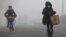 人们在烟雾中骑自行车(2017年2月14日)