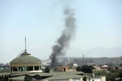 Una columna de humo se eleva junto a la embajada de Estados Unidos en Kabul, Afganistán, el 15 de agosto de 2021.