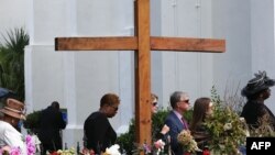 Para pelayat menghadiri pemakaman Cynthia Hurd, 54, korban penembakan massal, di gereja Emanuel AME di Charleston, South Carolina, 27 Juni 2015.