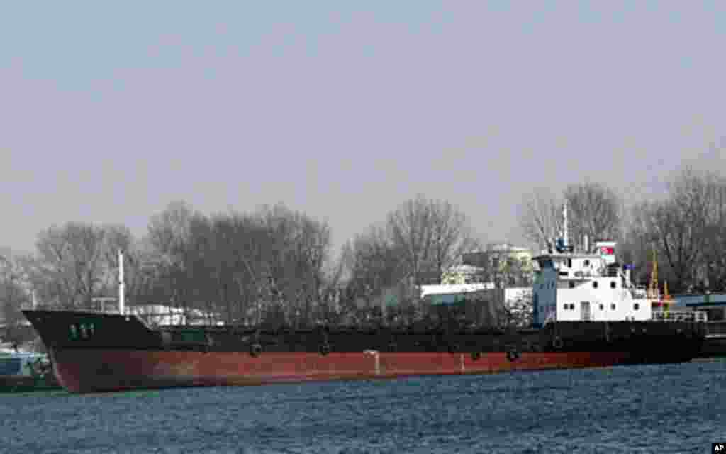 鸭绿江边北韩一侧景象