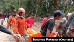 Tim SAR gabungan saat mengevakuasi jenazah warga yang tertimbun lumpur dalam peristiwa banjir bandang di Luwu utara, Sulawesi Selatan, Rabu, 15 Juli 2020. (Foto: Basarnas Makassar)