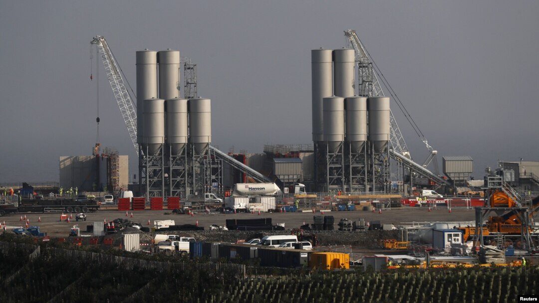Stasiun pembangkit listrik tenaga nuklir Hinkley Point C dekat Bridgwater di Inggris (14/9). (Reuters/Stefan Wermuth)