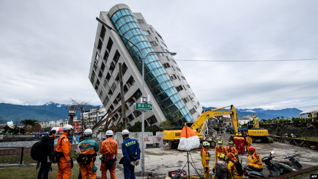 台灣東部6日發生強烈地震，造成至少10人死亡和數百人受傷，建築物倒塌傾斜。