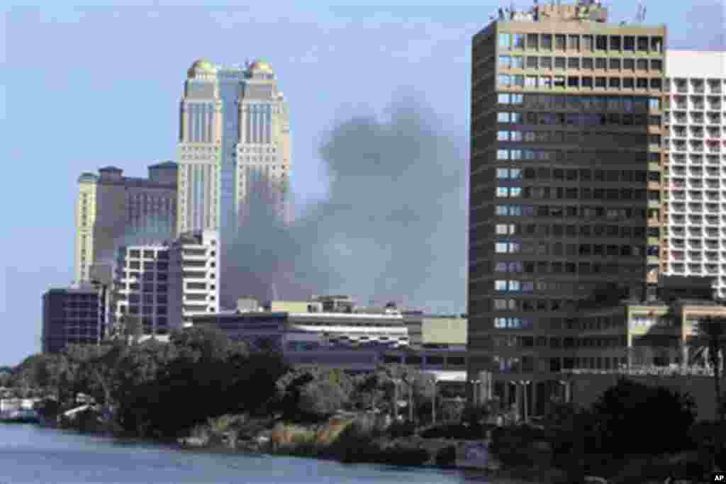 一座建筑物中喷涌着浓重的黑烟