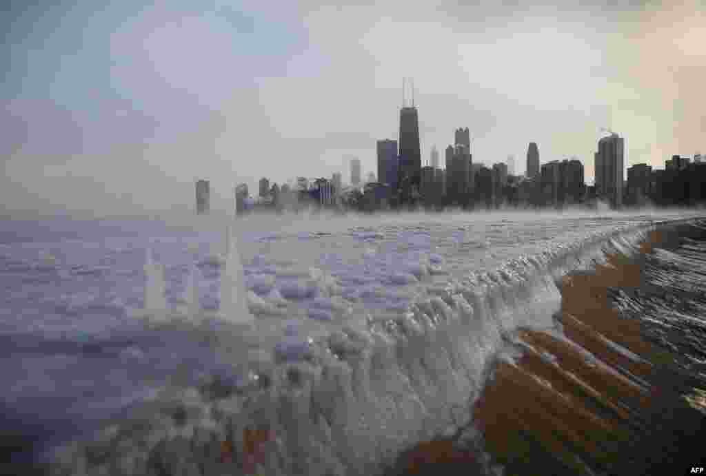 Air danau Michigan di kota Chicago, Illinois membeku akibat udara yang sangat dingin yang melanda kawasan tengah dan pantai Timur AS. 