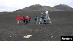 Kalangan ilmuwan dari German Aerospace Center tampak bekerja saat mereka menguji coba beberapa robot di Gunung Etna, Italia, 2 Juli 2017 (foto: REUTERS/Antonio Parrinello)