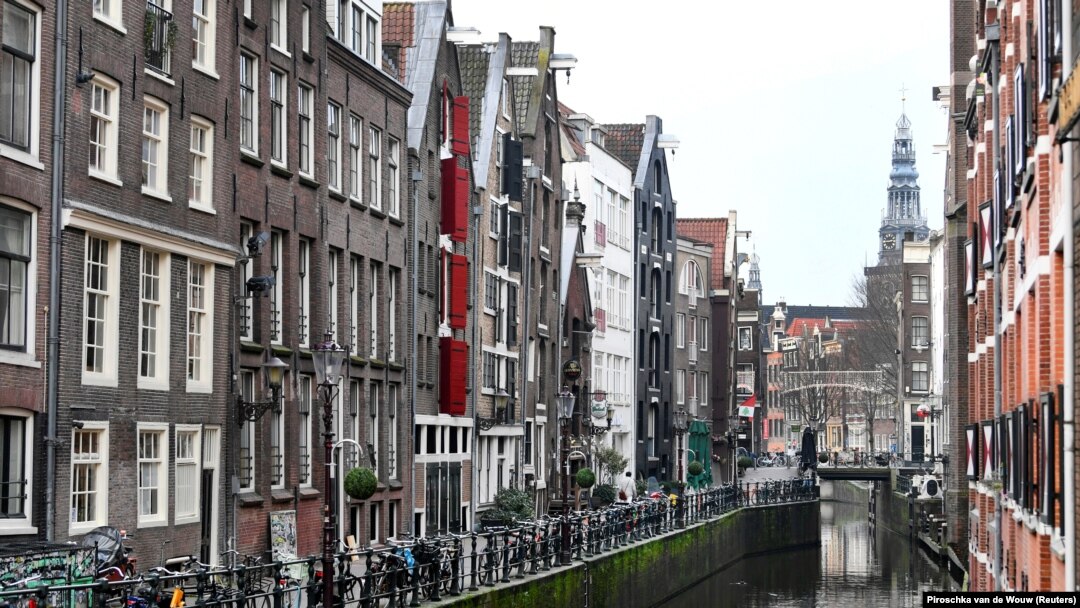 Jalan di Amsterdam tampak sepi di tengah pemberlakuan lockdown atau karantina wilayah untuk meredam penyebaran Covid-1, di Belanda, 15 Desember 2020. (Foto: Reuters)