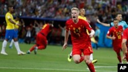 Kevin De Bruyne, jwè demi teren Dyab Wouj yo ou ekip bèlj la (nan mitan), selebre tèt-kale aprè li te finmake 2èm gòl ekip li a nan match ka de final kont Brezil la nan Koup di mond Foutbòl 2018 la nan Stad Kazan nan, vil Kazan, nan Larisi. (Foto AP/Frank Augstein, vandredi 6 jniyè 2018).