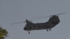 Un helicóptero militar estadounidense sobrevuela cerca de la embajada de Estados Unidos en Kabul, Afganistán, el 15 de agosto de 2021.