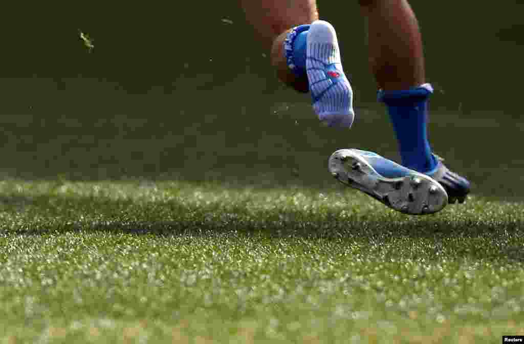 Italy&#39;s Michele Campagnaro loses his shoe during the Six Nations rugby union match against England at Olympic Stadium in Rome, Italy.