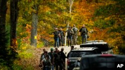 Policija pretražuje teren u šumama oko Luistona u Mejnu, u potrazi za Robertom Kardom osumnjičenim za ubistvo 18 osoba (foto: AP/Matt Rourke)