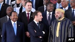 Le président togolais Faure Gnassingbé, le président français Emmanuel Macron et le roi Mohammed VI du Maroc lors du 5ème sommet Union africaine - Union européenne à Abidjan, le 29 novembre 2017.