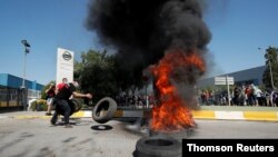 스페인 닛산 공장 폐쇄를 반대하는 직원들이 28일 바르셀로나에 있는 공장 앞에서 시위를 벌였다.