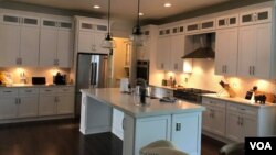 ຝີມືການຕິດຕັ້ງຕູ້ໃສ່ເຄື່ອງ ແລະໂຕ້ຄົວກິນ ໃນເຮືອນຄົວ ຂອງບໍລິສັດ ຢູນິກຄາວເຕີທັອບ.