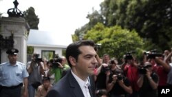 Alexis Tsipras, Ketua koalisi partai-partai radikal kiri Yunani 'Syriza', keluar dari istana Presiden usai pertemuan dengan Presiden Karolos Papoulias (8/5).