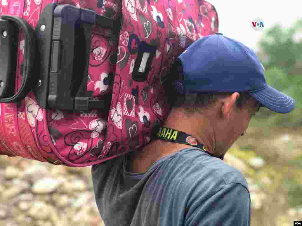 Muchos venezolanos han tenido que buscar otras opciones para cruzar la frontera debido a las lluvias que se han registrado en el río Táchira, convirtiendo este paso en algo peligroso.