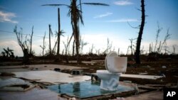 Sisa jamban di tengah puing-puing rumah yang hancur diterpa Badai Dorian di Pelican Point, Grand Bahama, 8 September 2019.