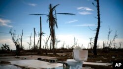 Las enormes pilas de escombros que dejó la tormenta son un obstáculo para los equipos de búsqueda y rescate.