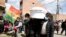 Familiares llevan el ataúd de Gemio Mamani, estudiante de la Universidad Pública de El Alto, quien fue uno de los que murieron al colapsar de una barandilla del balcón. Bolivia, 3 de marzo de 2021 