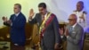 El fiscal general venezolano Tarek William Saab, a la izquierda, y el presidente del poder legislativo, Jorge Rodríguez, aplauden durante la llegada del presidente Nicolás Maduro a la sede del parlamento, en Caracas, el 15 de enero de 2024.