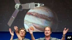 Juno uydusunun Jüpiter'in çekim alanına girmesini sevinçle karşılayan NASA uzmanları.