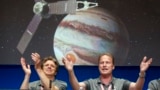 Cientistas da NASA, Scott Bolton e Rick Nybakken congratulam-se com êxito da sonda Juno.