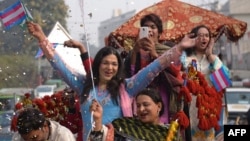 Warga komunitas transgender Pakistan berparade menuntut pelaksanaan RUU hak transgender di Lahore, 29 Desember 2019. 
