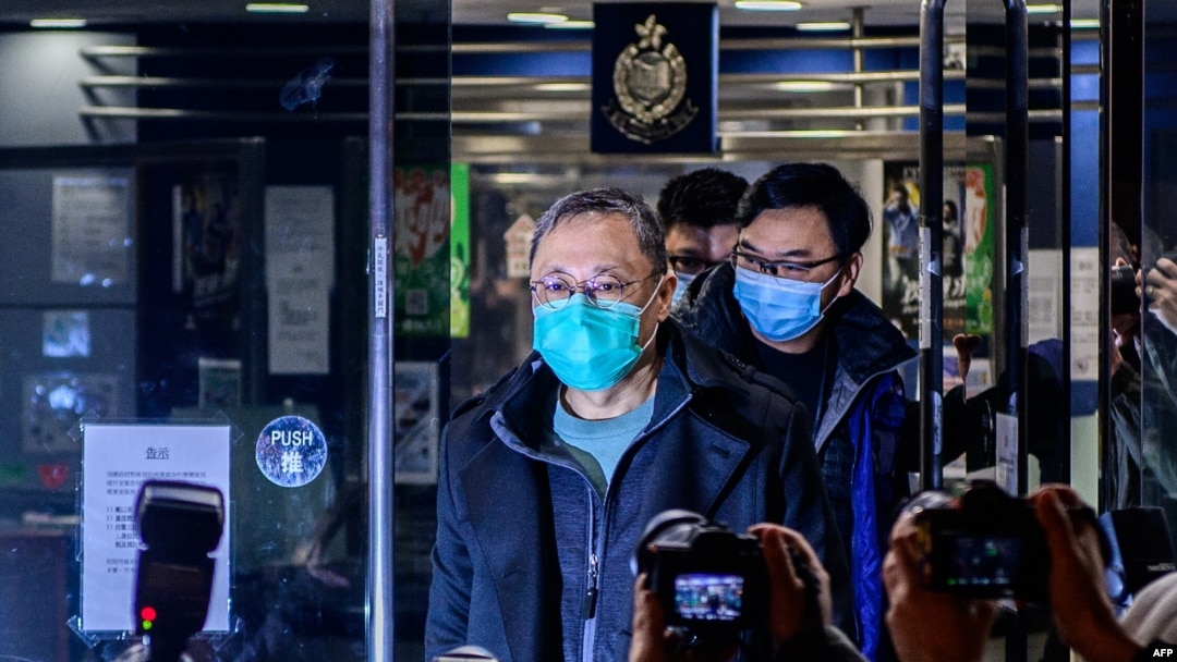 Profesor hukum Hong Kong dan aktivis pro-demokrasi Benny Tai memberi isyarat di luar kantor Polisi Ma On Shan setelah pembebasannya dengan jaminan di Hong Kong, 7 Januari 2021. (Foto: AFP)