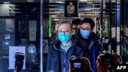 Profesor hukum Hong Kong dan aktivis pro-demokrasi Benny Tai memberi isyarat di luar kantor Polisi Ma On Shan setelah pembebasannya dengan jaminan di Hong Kong, 7 Januari 2021. (Foto: AFP)