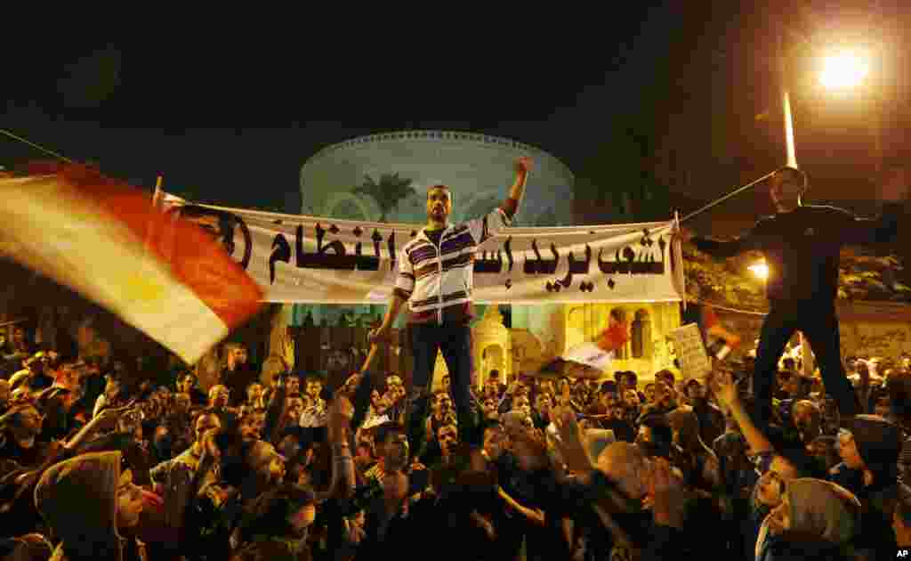 Protesters chant slogans during a demonstration in front of the presidential palace in Cairo, Egypt, December 9, 2012. 