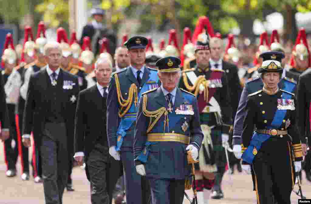 William, el príncipe de Gales, el rey Carlos III y la princesa Ana de Gran Bretaña marchan durante la procesión del ataúd de la reina Isabel II de Gran Bretaña desde el Palacio de Buckingham hasta las Casas del Parlamento, en Londres, Gran Bretaña, el 14 de septiembre de 2022. REUTERS/Maja Smiejkówska