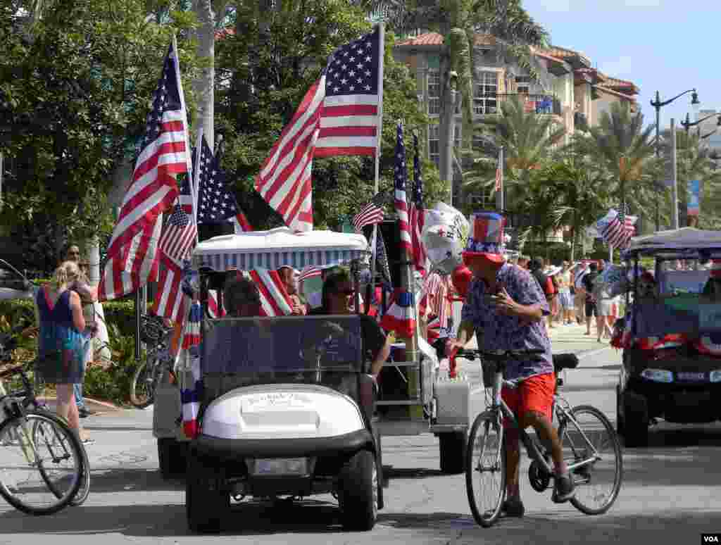 Una pequeña pausa para un intercambio de ideas en medio del desfile.