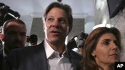 Kandidat wapres Brazil, Fernando Haddad, dan istrinya, Ana Estela tiba di pertemuan dengan pemimpin Partai Pekerja di Curitiba, Kuba, 11 September 2018.