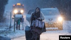 Une femme à la frontière entre le Canada et les Etats-Unis, Hemmingford, le 2 mars 2017