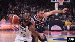 Kemba Wlaker, à gauche, contre le Grec Evangelos Matzans, Coupe du monde de baskeball, Chine, le 7 septembre 2019.