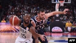 Kemba Walker, à gauche, contre le Grec Evangelos Mantzaris, Coupe du monde de basketball, Chine, le 7 septembre 2019.