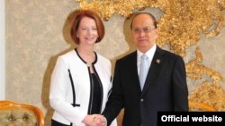 သြစတြေးလျဝန်ကြီးချုပ် Julia Gillard နဲ့ မြန်မာသမ္မတ ဦးသိန်းစိန်တို့ တနင်္လာနေ့က လာအိုနိုင်ငံ၊ ဗီယန်ကျန်းမြို့ မှာ တွေ့ဆုံခဲ့ပါတယ်။ ( သတင်းဓာတ်ပုံ၊ သမ္မတရုံးဝဘ်ဆိုက်ဒ်)