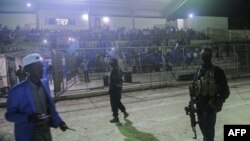 Les forces de sécurité somaliennes patrouillent lors du match de football entre les districts de Hodan et de Waberi au stade Konis à Mogadiscio en Somalie le 8 septembre 2017.