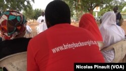 Un militant portant un tee-shirt du mouvement "Bring Back Our Girls", à Unity Fountain, à Abuja, 7 mars 2016. (VOA/Nicolas Pinault)