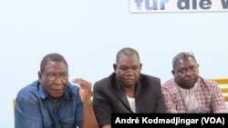 Les porte-paroles de la coalition Wakit Tama avec Adoum Soumaïne Adoum à gauche (VOA Afrique/André Kodmadjingar).