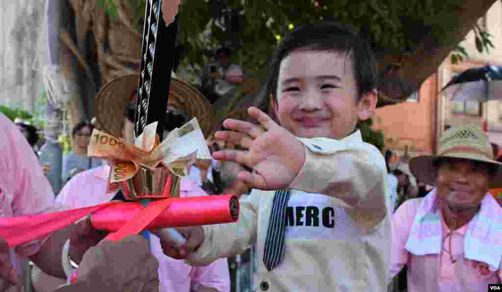 扮演前香港特首梁振英的小男孩向觀眾揮手。(美國之音湯惠芸拍攝)