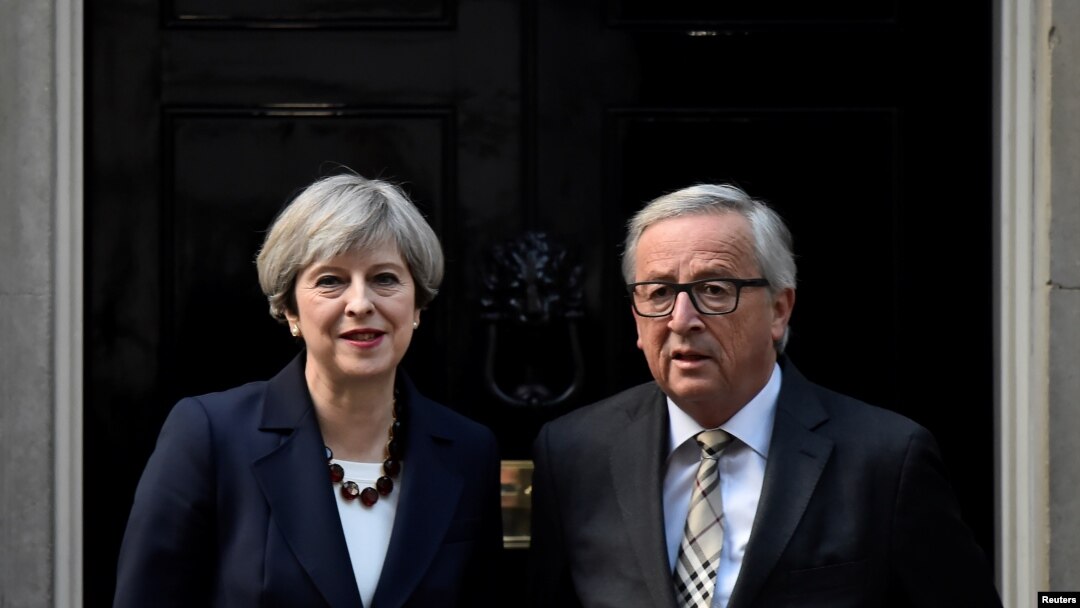 Inggris Theresa May dan Kepala Komisi Eropa Jean-Claude Juncker dalam pertemuan di London, 26 April 2017 (foto: dok). 