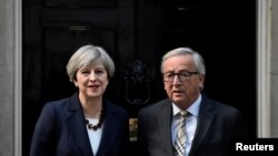 Inggris Theresa May dan Kepala Komisi Eropa Jean-Claude Juncker dalam pertemuan di London, 26 April 2017 (foto: dok). 