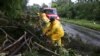 Trabajadores municipales limpian un deslizamiento de tierra mientras la tormenta tropical Julia golpea con viento y lluvia, en San Salvador, el 10 de octubre de 2022. REUTERS/José Cabezas