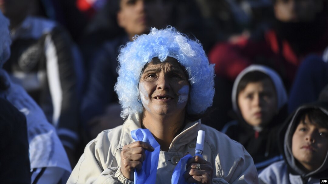 Para fans timnas Argentina menyaksikan laga Argentina melawan Kroasia dalam Piala Dunia 2018 di Rusia, melalui layar raksasa di lapangan San Martin di Buenos Aires, 21 Juni 2018.