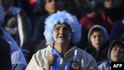 Para fans timnas Argentina menyaksikan laga Argentina melawan Kroasia dalam Piala Dunia 2018 di Rusia, melalui layar raksasa di lapangan San Martin di Buenos Aires, 21 Juni 2018.