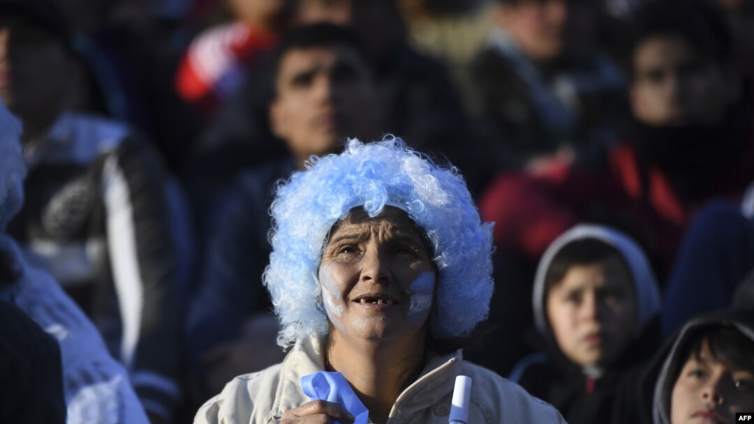 Fan hâm mộ theo dõi trận đấu giữa Argentina và Croatia tại World Cup 2018