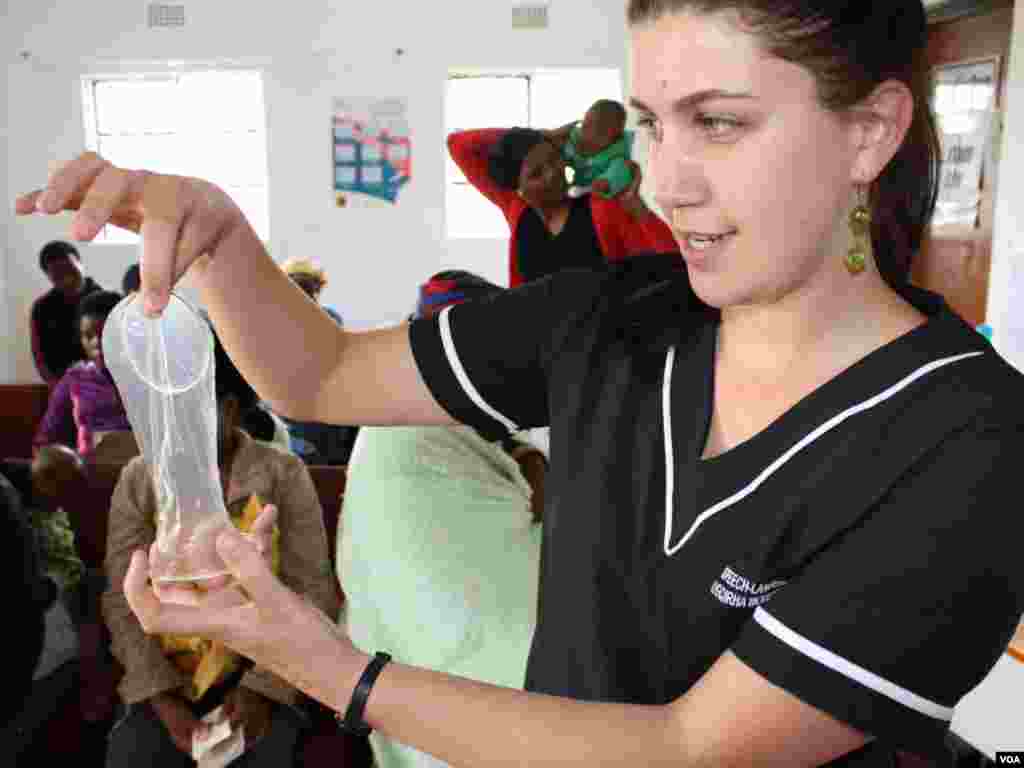 Therapist Azel de Villiers demonstrates the use of female condoms at Nkanya Clinic (VOA/D. Taylor)
